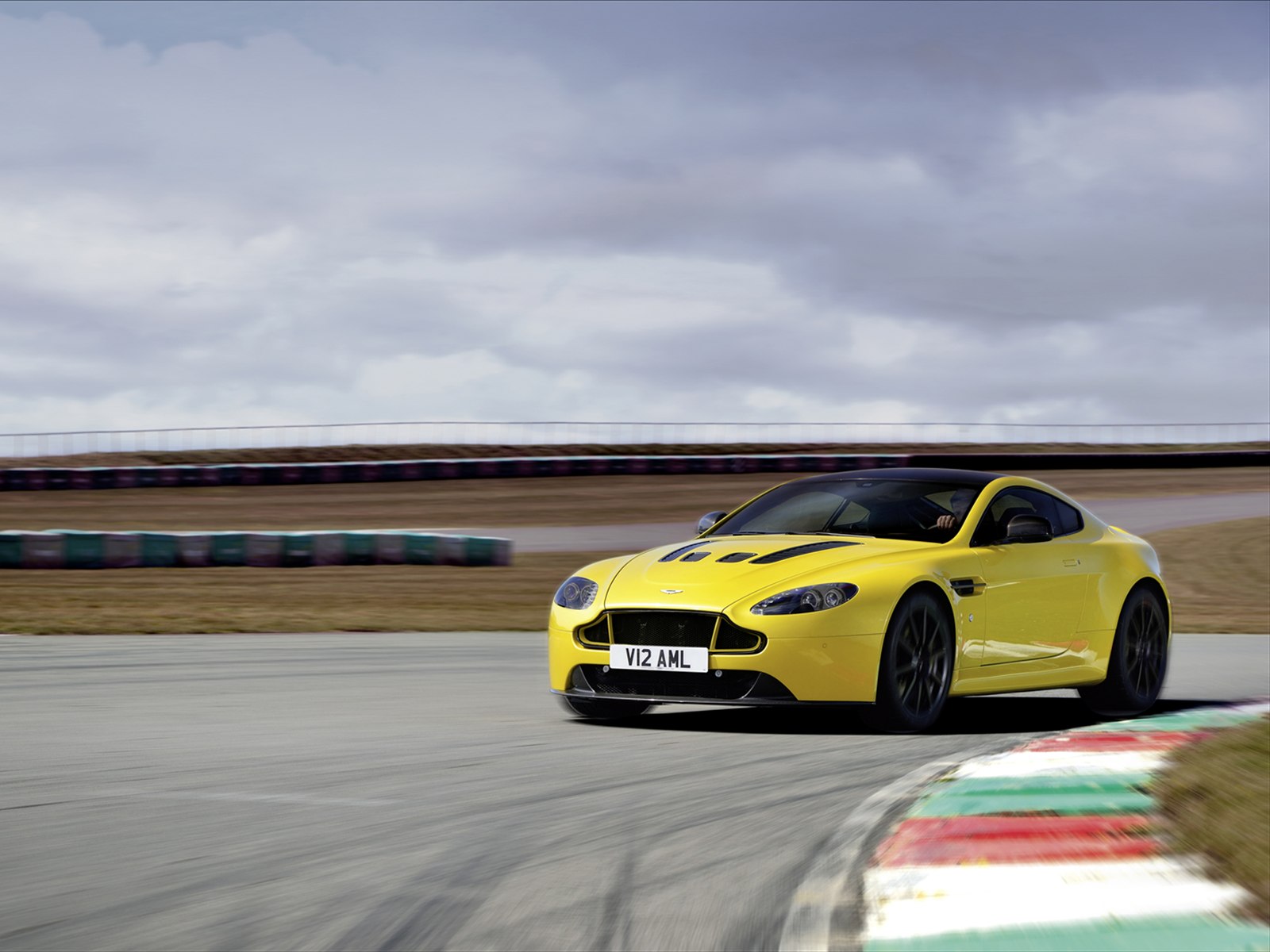 Aston Martin V12 Vantage S 2014